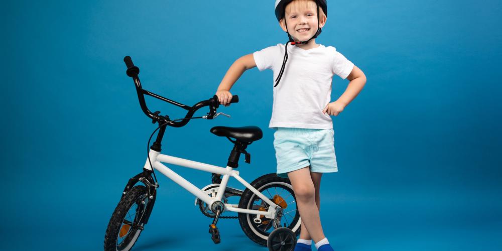 Kind steht neben einem Fahrrad