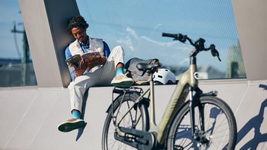 Mann informiert sich vom E-Bike-Kauf in einem Magazin